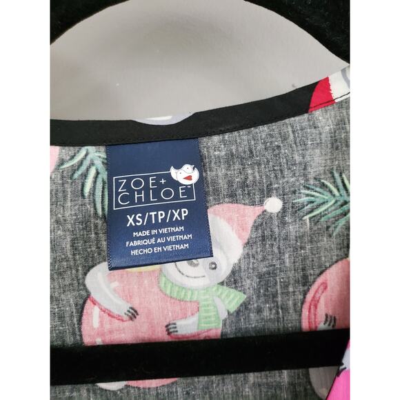 NEW‎ WOmen's XS - CHRISTMAS HOLIDAY SCRUB TOP medical pockets vet animals - Picture 3 of 5